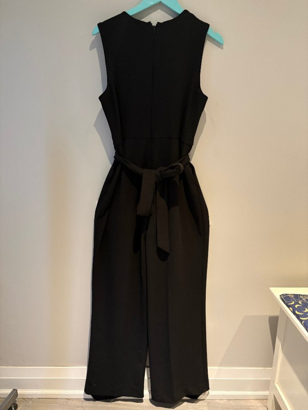 Sleek Black Jumpsuit with Cutout - Picture 4 of 5